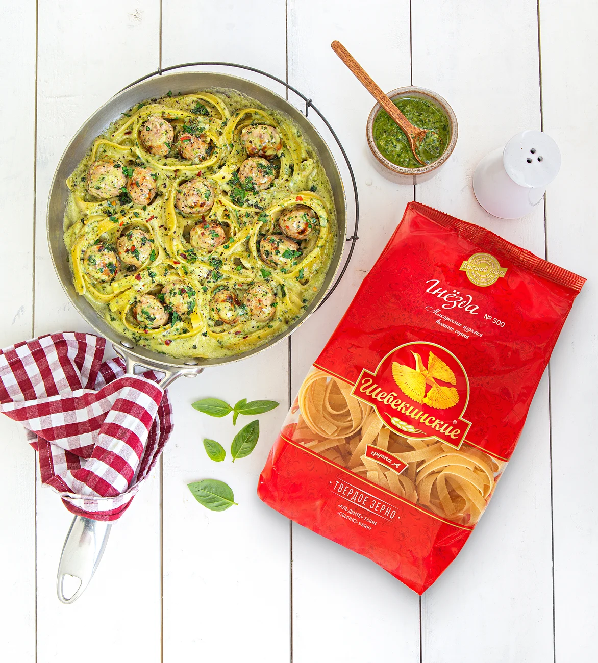 Гнёзда с фрикадельками и базиликом в сливочном соусе