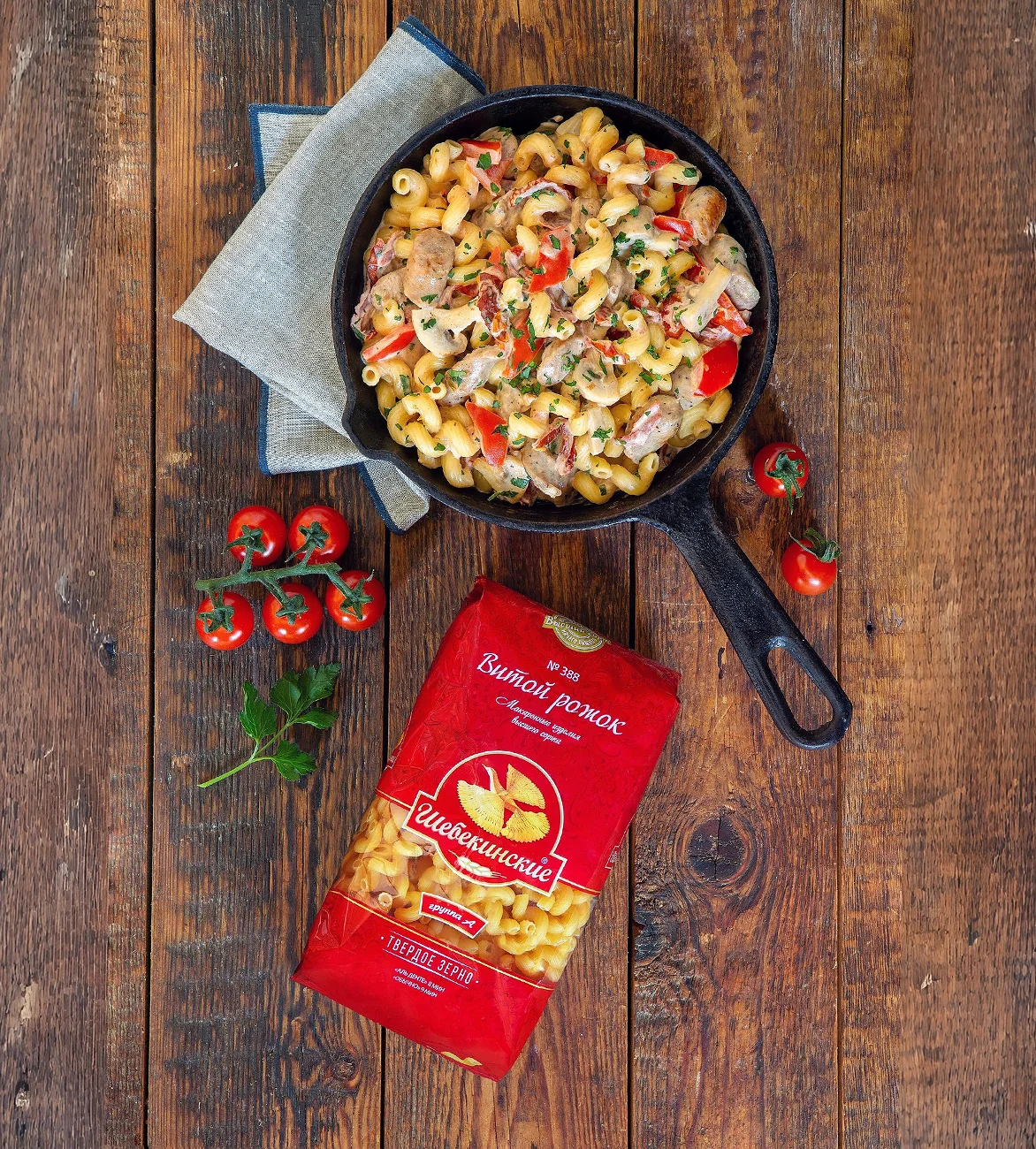 Паста с колбасками в сырном соусе с грибами