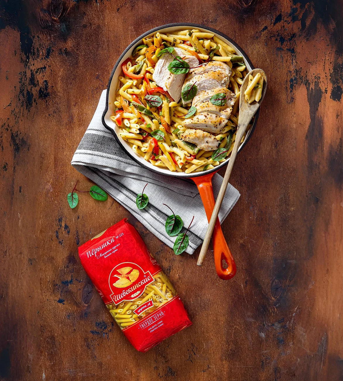 Пёрышки в остром соусе со сладким перцем и курицей